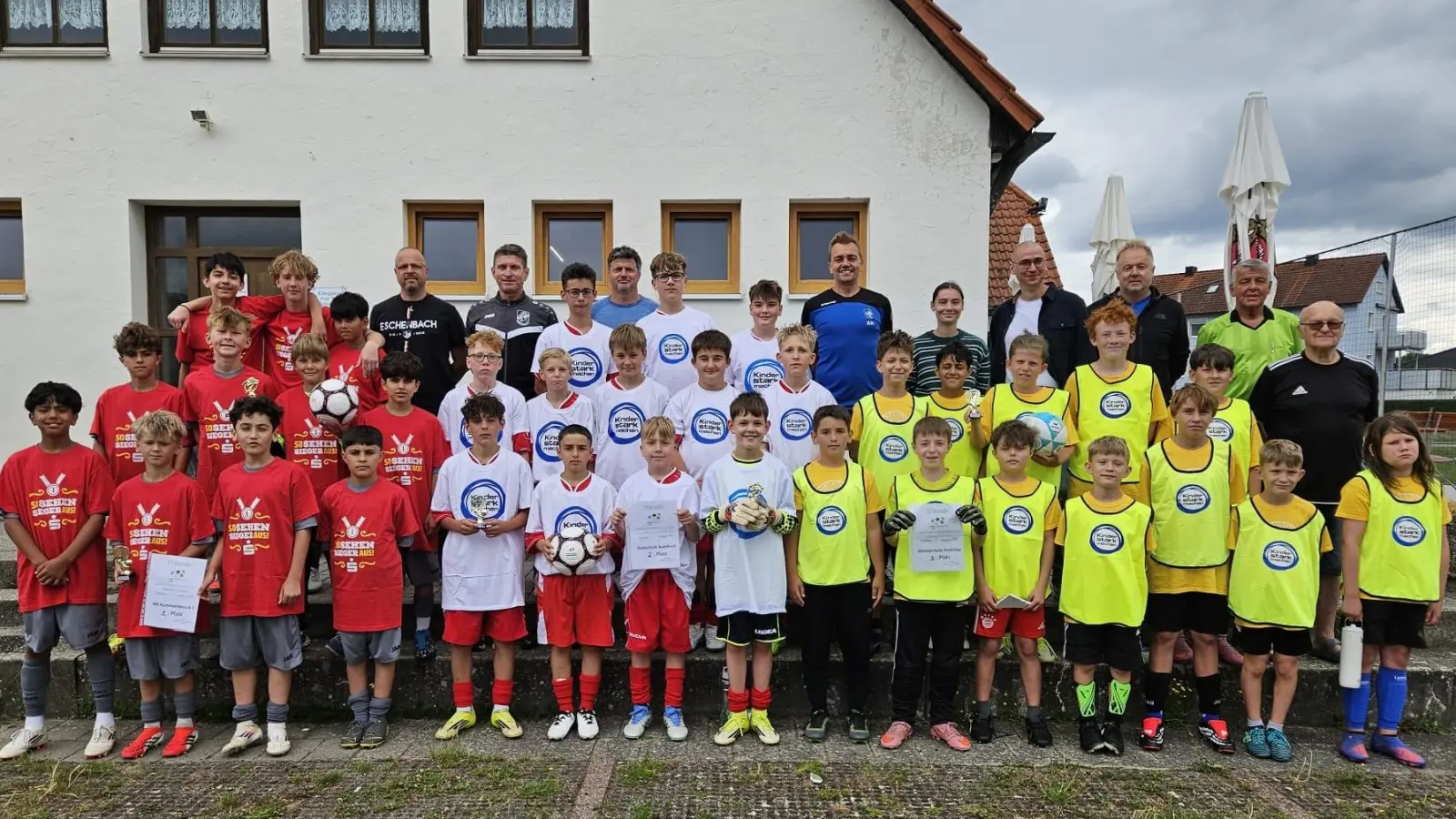Auf dem Bild die Mannschaften nach der Landkreismeisterschaft auf dem Sportgelände des FV Vilseck: Mittelschule Kümmersbruck (links), Realschule Auerbach sowie die Mittelschule Hirschau mit (hinten, von links) Lehrer Matthias Brüchner, Rektor Florian Fuchs, Sportlehrer Pavel Hes, Fußball-Obmann Alexander Merkl, Lehrerin Meline Högl, Lehrer Michael Kranl, Schiedsrichter Hans-Jürgen Geier und Franz Dietrich sowie Organisator Karl-Heinz Grollmisch. (Bild: Christine Grollmisch)