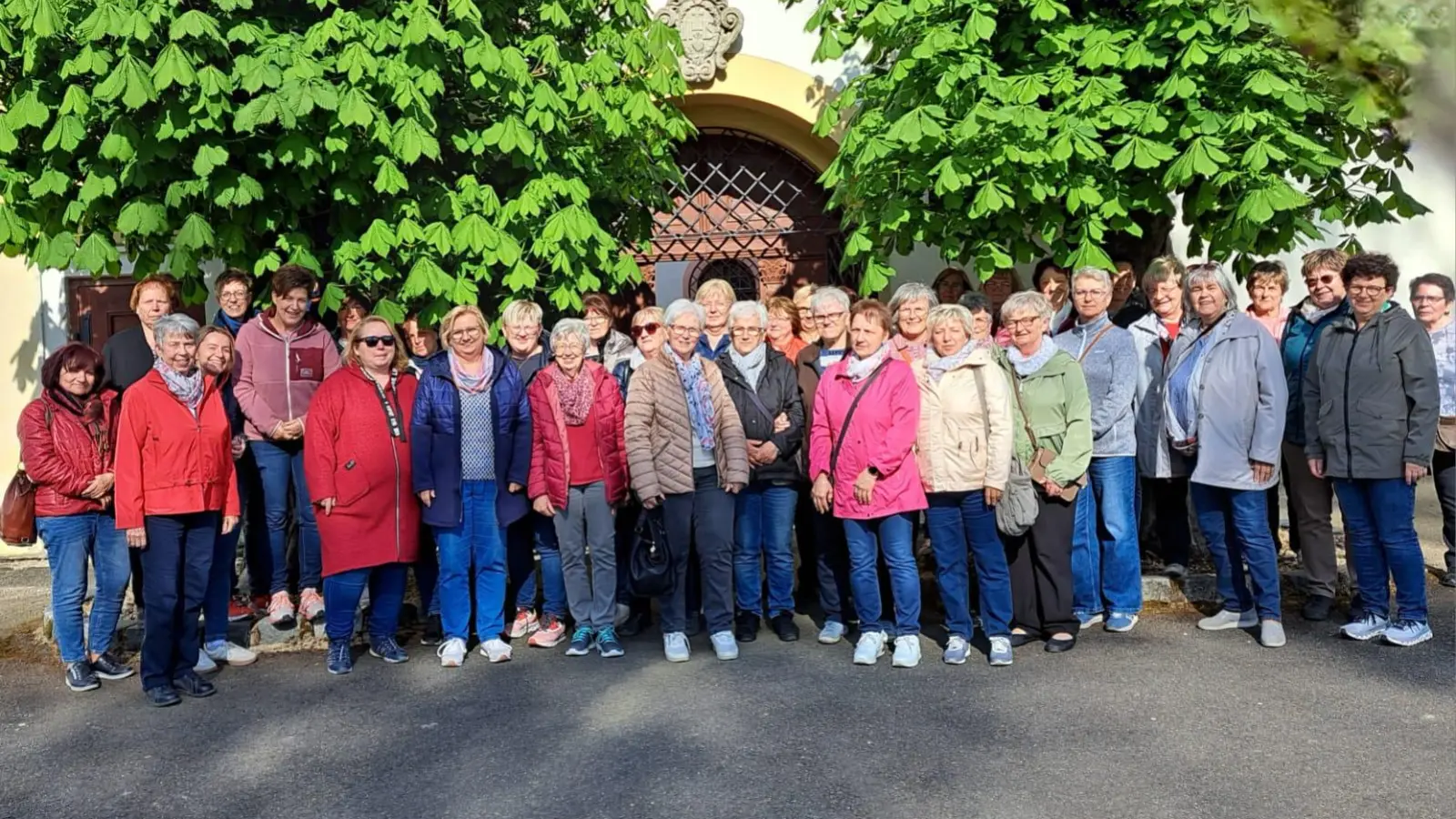Gruppenfoto vor der Kirche Maria Loreto (Bild: Cornelia Schreffl)