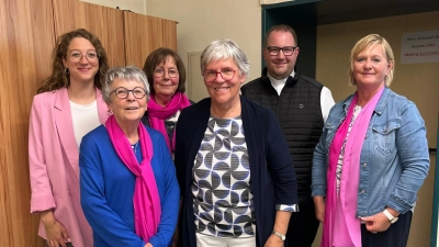 von links: Bildungsreferentin Rebekka Wach, Rita König, Elke Burger, Roswitha Heining, Ortspfarrer Daniel Fenk, Diözesanvorsitzende Martha Bauer (Bild: Agnes Speckner)