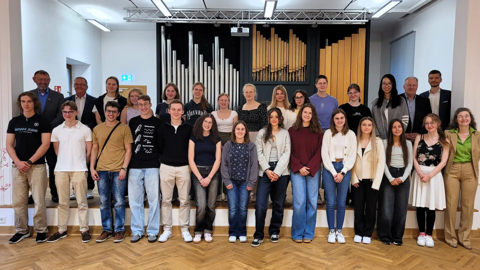 Seminarteilnehmer mit v.l.n.r. OStD Georg Meyer, 2. Bgm. Martin J. Preuß, Landrat Richard Reisinger, OStR Tobias Kober und StDin Christine Wutz (MB-Dienststelle Regensburg)  (Bild: Tobias Kober)