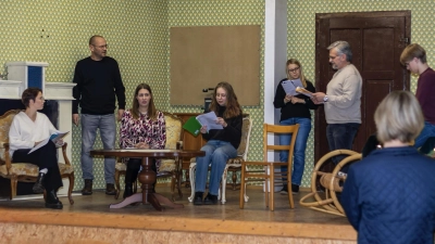 Unter den kritischen Augen der Regie wird schon fleißig geprobt. (Bild: Christopher Heinrich)