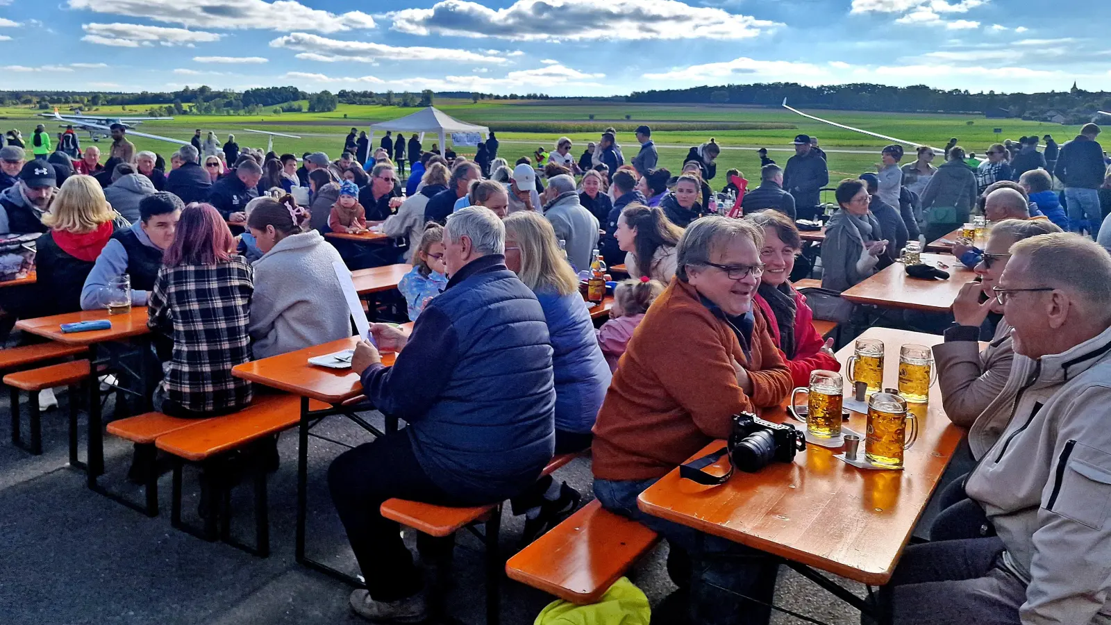 Das Fliegerfest des Aero-Clubs Weiden war bestens besucht. Traditionell veranstaltete der Club sein Fest mit einem Tag der offenen Tür. Blick ins Publikum. (Bild: Reinhard Kreuzer)