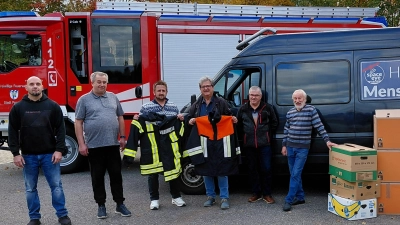 Andreas Lehner und Igor Tzaryk (Zweiter und Erster von links) dankten Feuerwehrkommandant Andreas Kneidl, Bürgermeister Bernhard Stangl, Gerhard Merkl (Missionskreis Pressath) und Hans Karl (Für das Leben und die Hoffnung) (Dritter bis Sechster von links) für die Hilfsgüter, die demnächst per Transport ins kriegszerstörte Saporischschja gehen. (Bild: Bernhard Piegsa)