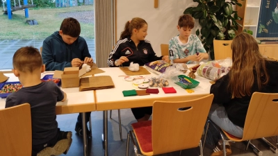 Aus Juttestoff wurden Wichtel mit Lavendelfüllung und Türkränze gebastelt  (Bild: Brigitte Klinger)