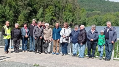 Gruppenbild vor dem Stausee links Ludwig Reitinger vom Wasserwirtschaftsamt (Bild Michael Wenkel) (Bild: Michael Wenkel)