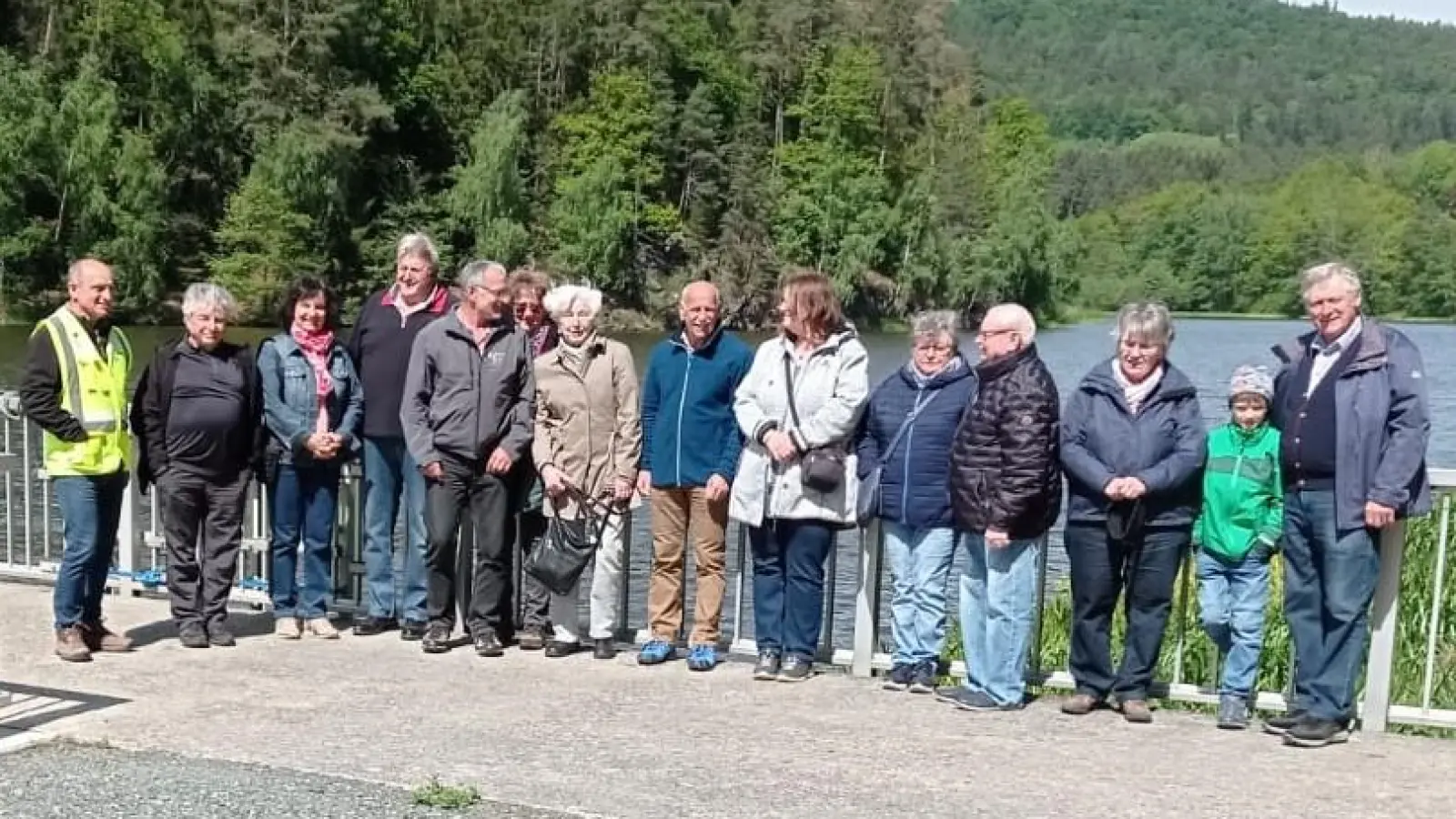 Gruppenbild vor dem Stausee links Ludwig Reitinger vom Wasserwirtschaftsamt (Bild Michael Wenkel) (Bild: Michael Wenkel)