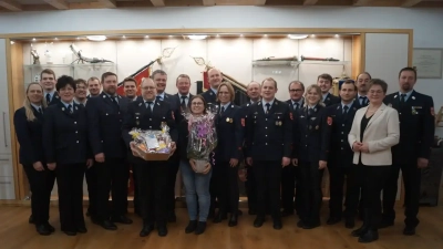 Bürgermeisterin Sonja Meier und die Vorstandschaft der FFW Winklarn verabschieden ihren ersten Vorstand Stefan Pregler (Mitte) (Bild: Annemarie Mösbauer)