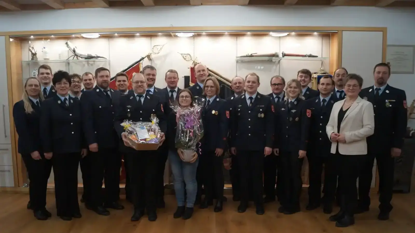 Bürgermeisterin Sonja Meier und die Vorstandschaft der FFW Winklarn verabschieden ihren ersten Vorstand Stefan Pregler (Mitte) (Bild: Annemarie Mösbauer)