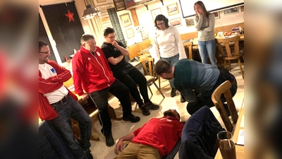 „Erster Hilfe – Crash Kurs“ des FSV Waldthurn bei Verletzungen auf dem Fußballplatz mit Karin Zobler (Zweite von rechts) und Franziska Druf (rechts). (Bild: Peter Sollfrank)
