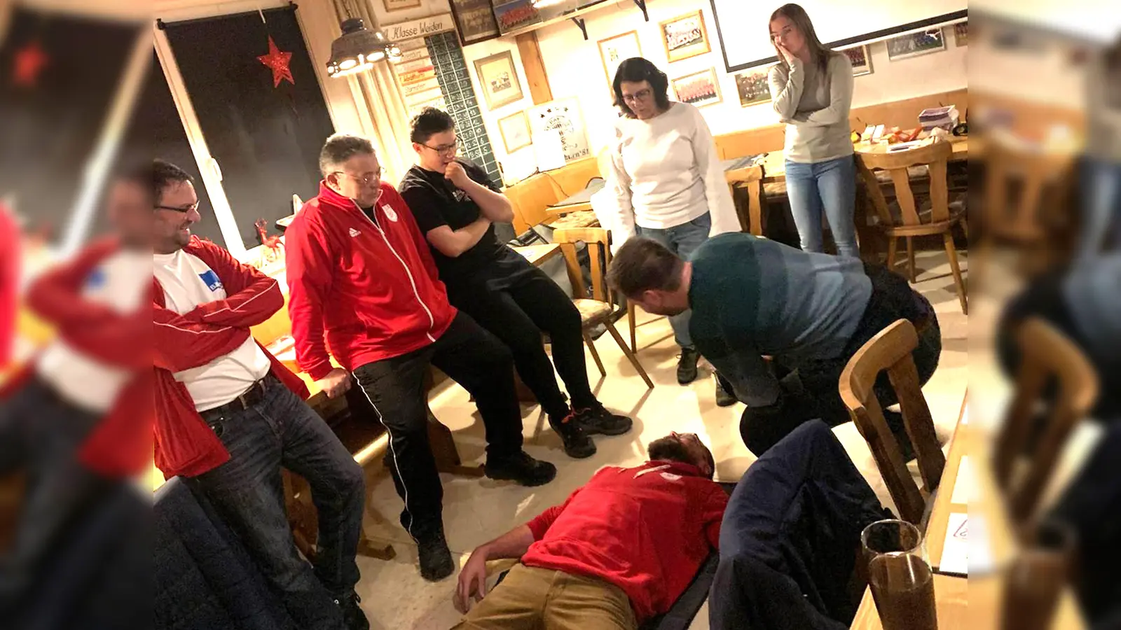 „Erster Hilfe – Crash Kurs“ des FSV Waldthurn bei Verletzungen auf dem Fußballplatz mit Karin Zobler (Zweite von rechts) und Franziska Druf (rechts). (Bild: Peter Sollfrank)