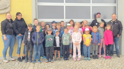 Zufriedene Kinder nach dem erlebnisreichen Nachmittag bei der Feuerwehr in Wildenau. (Bild: Simon Röckl)