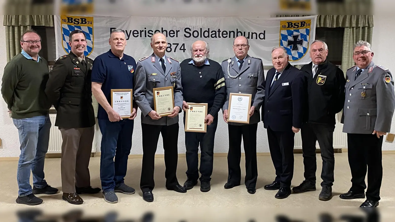 Die Soldaten- und Reservistenkameradschaft der Marktgemeinde Freihung e.V. zeichnete zusammen mit dem Verband der Reservisten der Deutschen Bundeswehr e.V. (VdRBw) und dem Bayerischen Soldatenbund 1874 e.V. (BSB) verdiente und langjährige Mitglieder für deren Treue und ehrenamtliches Engagement bei der Jahreshauptversammlung aus. Im Bild v.l.n.r.: Bürgermeister Uwe König, Major Matthew Zarek (18. CSSB), Command Sergeant Major (CSM) a.D. Bryan Kroontje, Oberstabsfeldwebel a.D. Johann Apfelbacher, Hauptmann a.D. Rudolf Scharl, Hauptgefreiter d.R. Alfons Hupfer, Bezirksvorsitzender Horst Embacher (BSB), Oberstleutnant d.R. Werner Gebhard (VdRBw) und Oberstleutnant d.R. Norbert Bücherl. (Bild: Norbert Bücherl)