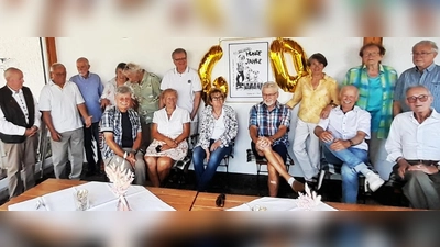 Von ehemals 43 Abiturienten konnten 18 die zum Teil weite Anreise auf sich nehmen.  (Bild: Margot Rößler)