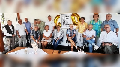 Von ehemals 43 Abiturienten konnten 18 die zum Teil weite Anreise auf sich nehmen.  (Bild: Margot Rößler)