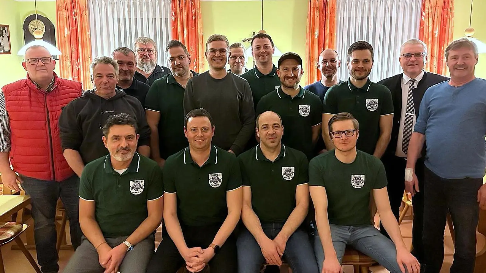 Im Bild die neue Vorstandschaft mit dem 1. Vorsitzenden Jörg Irlbacher (sitzend, Zweiter von links) und dem 2. Vorsitzenden Peter Kainz (sitzend, Zweiter von rechts)  (Bild: Max Stubenvoll)