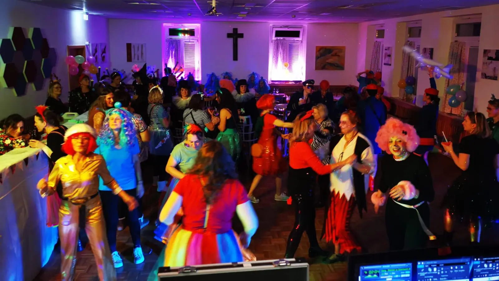 Für ausgelassene Stimmung und eine volle Tanzfläche sorgte DJ Winni beim Weiberfasching des Frauenbundes Wurz. (Bild: Irmgard Forster)