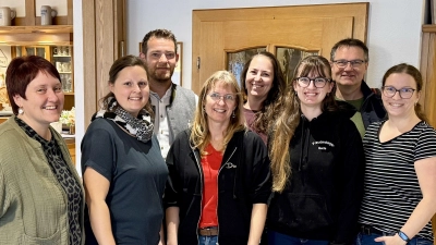 Bei der Spendenübergabe im Landgasthof Dotzler in Freudenberg, von links: Elisabeth Strobl, Verena Strobl, Johannes Dotzler, Daniela Brunner, Stefanie Hirn, Pauline Brunner, Uli Piehler und Andrea Ries.  (Bild: Dominikus Ries)