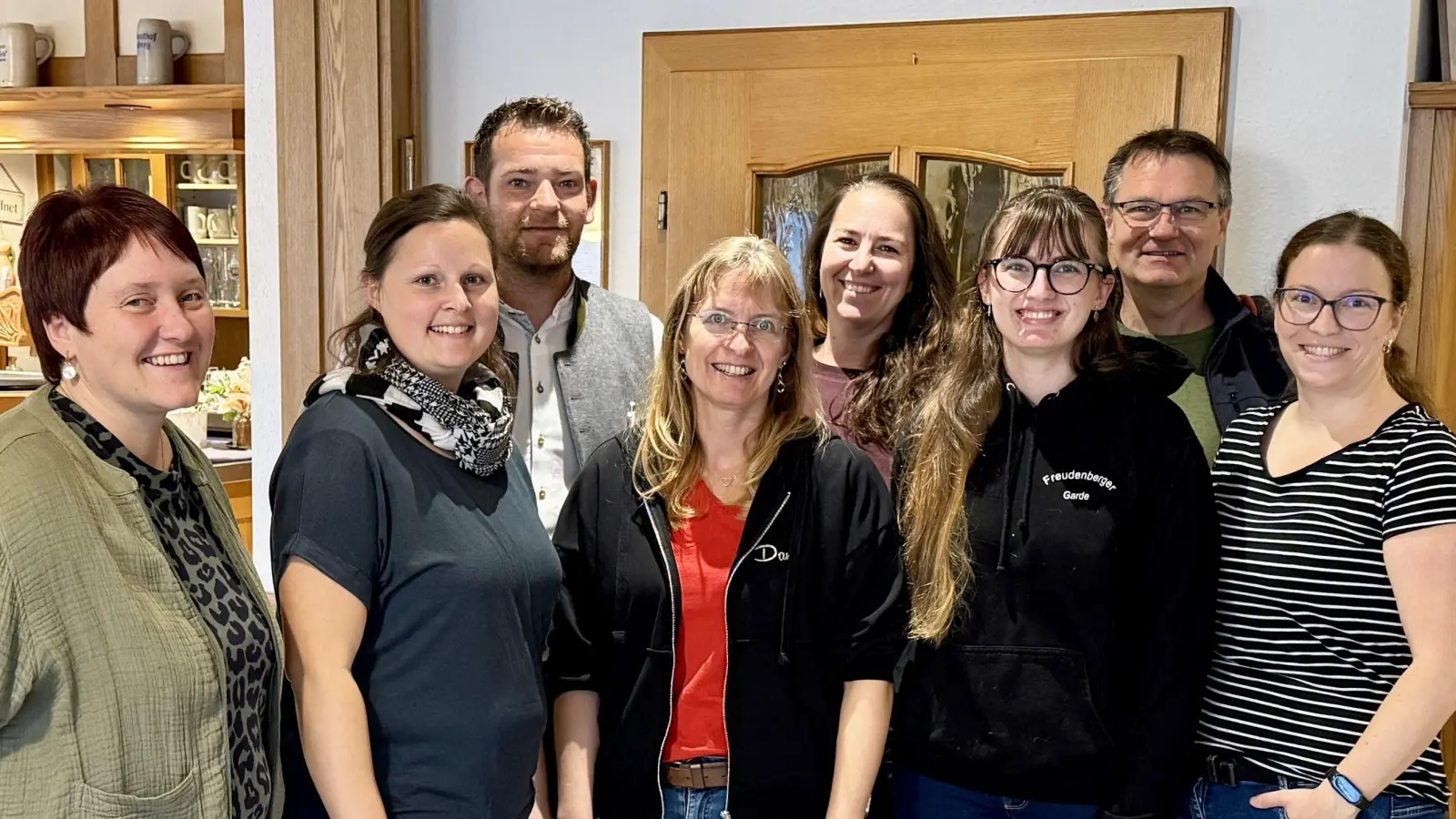 Bei der Spendenübergabe im Landgasthof Dotzler in Freudenberg, von links: Elisabeth Strobl, Verena Strobl, Johannes Dotzler, Daniela Brunner, Stefanie Hirn, Pauline Brunner, Uli Piehler und Andrea Ries.  (Bild: Dominikus Ries)