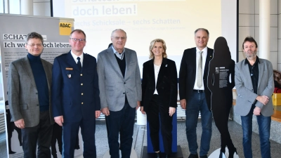  v. l. n. r. stellvertretender Schulleiter des BSZ Weiden Thomas Neumann, Polizeidirektor Thomas Hecht, Bürgermeister Lothar Höher, stellvertretende Landrätin Andrea Lang, Vorstandsmitglied für Verkehr des ADAC Nordbayern e.V. Peter Hübner, Sicherheitsbeauftragter des BSZ Weiden Werner Klement  (Bild: Natascha Süß)