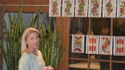 Maria Röckl erklärte den Teilnehmern des Workshops die Spielregeln anhand großer Karten. (Bild: Kultur- und Begegnungszentrum/exb)