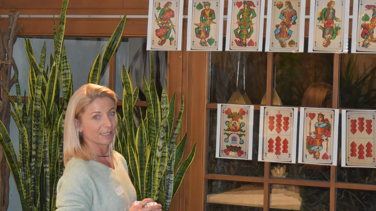 Maria Röckl erklärte den Teilnehmern des Workshops die Spielregeln anhand großer Karten. (Bild: Kultur- und Begegnungszentrum/exb)