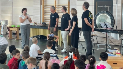 Schulleiterin Andrea Dechant mit den Musikern des BRSO. (Bild: Julia Donhauser)