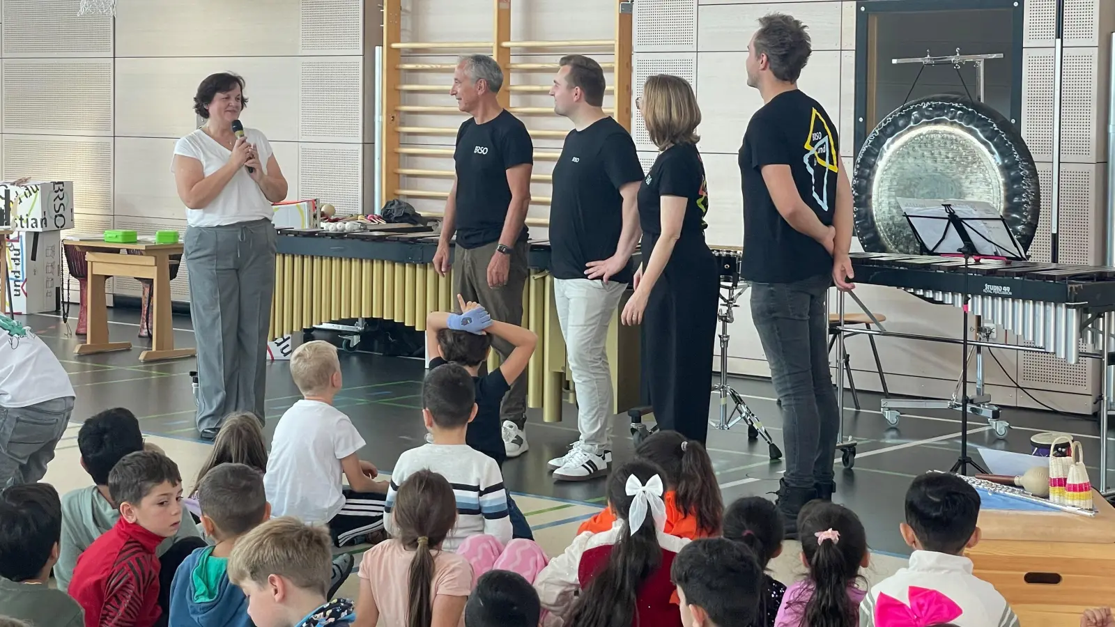 Schulleiterin Andrea Dechant mit den Musikern des BRSO. (Bild: Julia Donhauser)