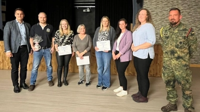 Neben 1. Vorsitzenden Christian Schießl, gratulierten auch 1. Bürgermeister Rudolf J. Teplitzky und Spieß Lars Piller den Vertreterinnen der Einrichtungen. (Bild: André Naumann)