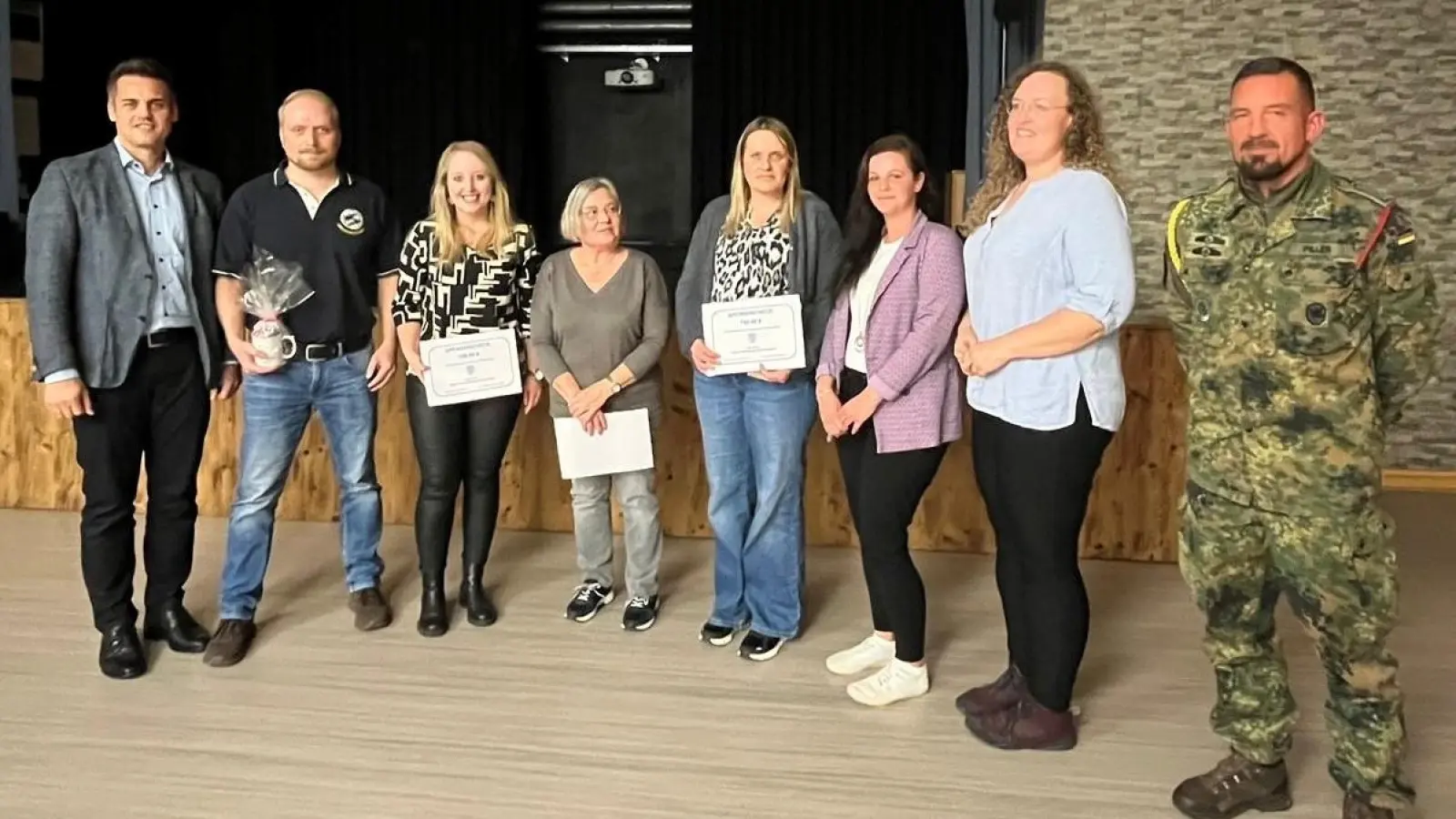 Neben 1. Vorsitzenden Christian Schießl, gratulierten auch 1. Bürgermeister Rudolf J. Teplitzky und Spieß Lars Piller den Vertreterinnen der Einrichtungen. (Bild: André Naumann)