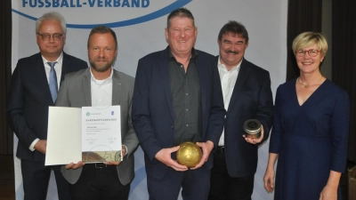Manfred Högl (Mitte) erhält Urkunde und Goldenen Ball aus den Händen von Roman Melzner, Bernd Heinisch, Albert Kellner und Barbara Hernes (v.l.). (Bild: Andreas Allacher/bfv)
