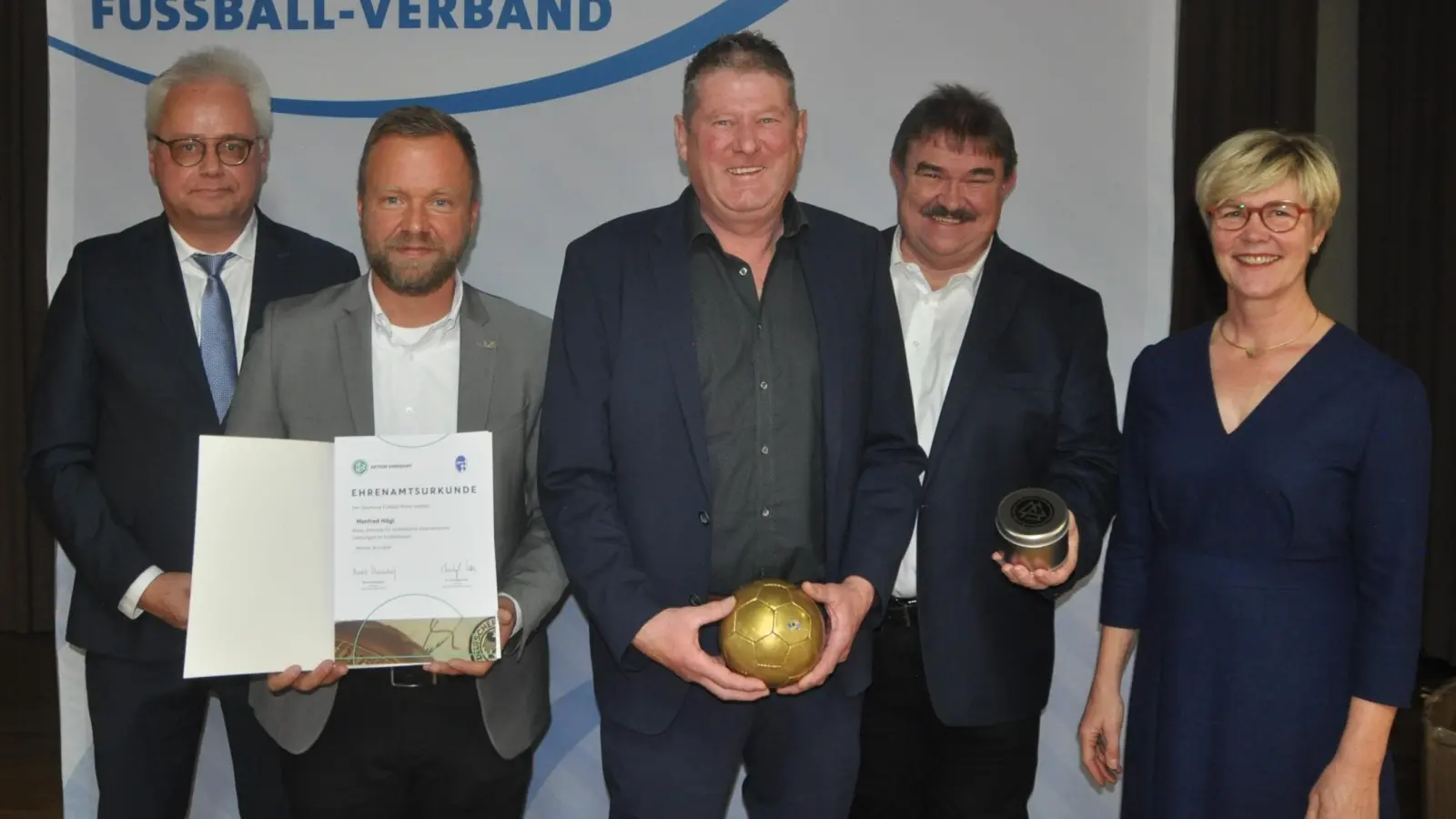 Manfred Högl (Mitte) erhält Urkunde und Goldenen Ball aus den Händen von Roman Melzner, Bernd Heinisch, Albert Kellner und Barbara Hernes (v.l.). (Bild: Andreas Allacher/bfv)