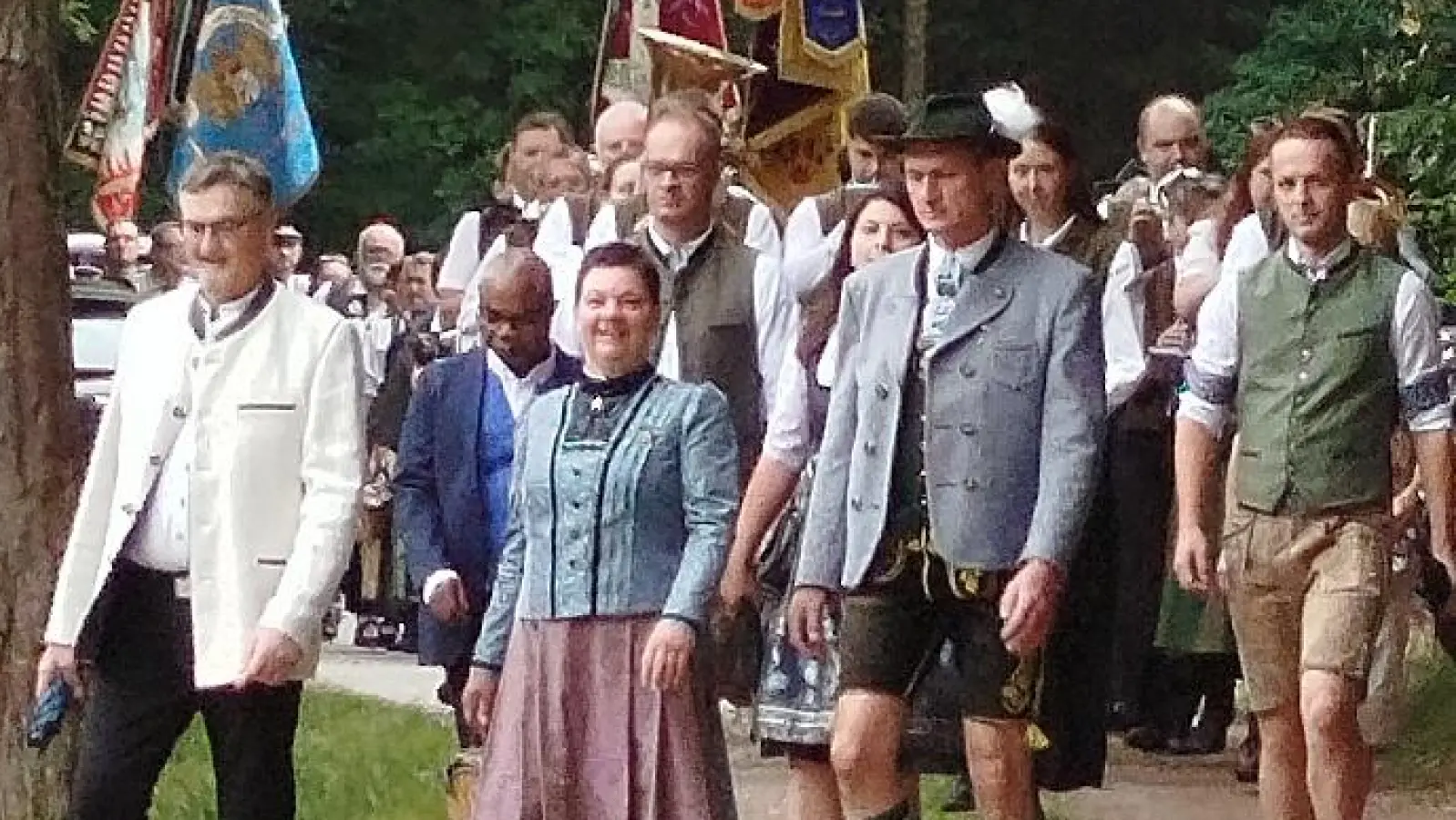 Einzug ins Festgelände. (Bild: Renate Amann)
