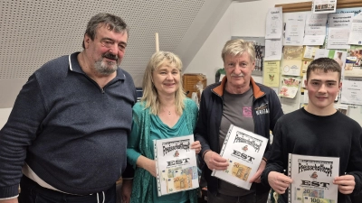 EST-Chef Manfred Aschenbrenner gratuliert (von rechts) Marius Lorenz zum Hauptpreis von 120 Euro, Hans Most zum zweiten und Ulrike Meier zur Drittplatzierten. (Bild: Gottfried Berger)