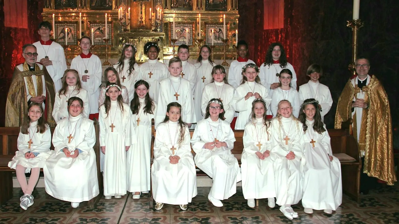Gruppenfoto mit Stadtpfarrer Markus Schmid (rechts) und Kaplan Wolfgang Weyer (links)  (Bild: Barbara Guida)
