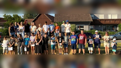 Mehr als 200 Gläubige bildeten eine große christliche Gemeinschaft beim Gottesdienst auf dem Land im Ortsteil Haupertsreuth. (Bild: Fred Lehner)