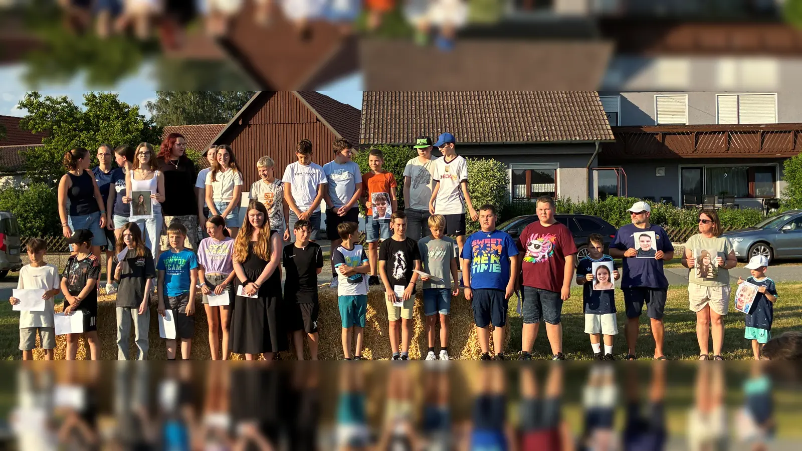 Mehr als 200 Gläubige bildeten eine große christliche Gemeinschaft beim Gottesdienst auf dem Land im Ortsteil Haupertsreuth. (Bild: Fred Lehner)