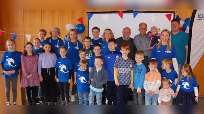 Viele Möglichkeiten zum Jubeln hatten die Kleinen beim Kinder- und Jugendförderverein Irchenrieth e.V. im abgelaufenen ersten Vereinsjahr. Es wurde ein vielfältiges Programm geboten und auch für heuer hat man wieder viel vor. Lautstark ließen die Kleinen die Führungskräfte (hinten im Bild) hochleben.<br> (Bild: Albert Gruber)