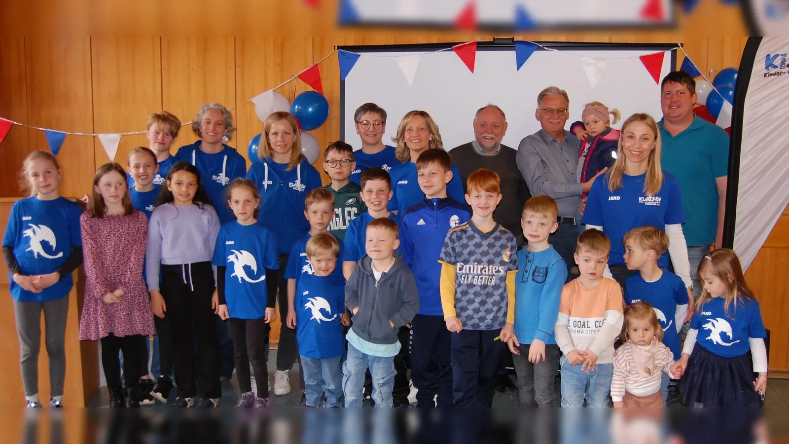 Viele Möglichkeiten zum Jubeln hatten die Kleinen beim Kinder- und Jugendförderverein Irchenrieth e.V. im abgelaufenen ersten Vereinsjahr. Es wurde ein vielfältiges Programm geboten und auch für heuer hat man wieder viel vor. Lautstark ließen die Kleinen die Führungskräfte (hinten im Bild) hochleben.<br> (Bild: Albert Gruber)