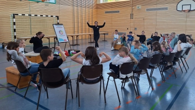 Startpose des Projekttages „stark wie wir” (Bild: Cornelia Hoffmann)