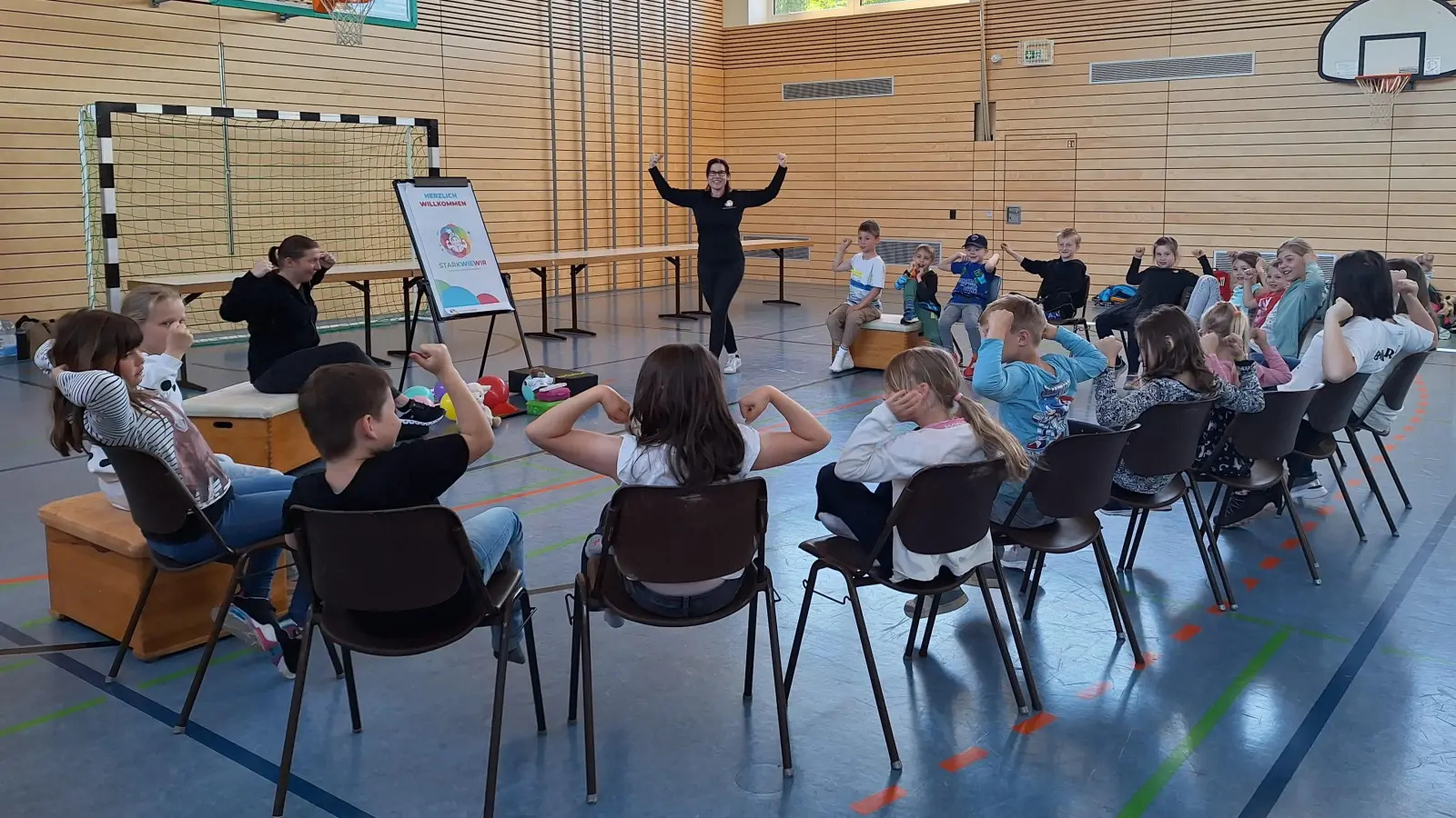 Startpose des Projekttages „stark wie wir” (Bild: Cornelia Hoffmann)