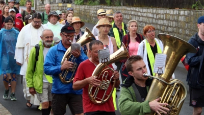 Singend und betend kehren die Gößweinstein-Wallfahrer nach Kirchenthumbach zurück. Gezeichnet von den Strapazen, aber zufrieden und dankbar zogen sie in die Kirche ein. (Bild: Petra Lettner )