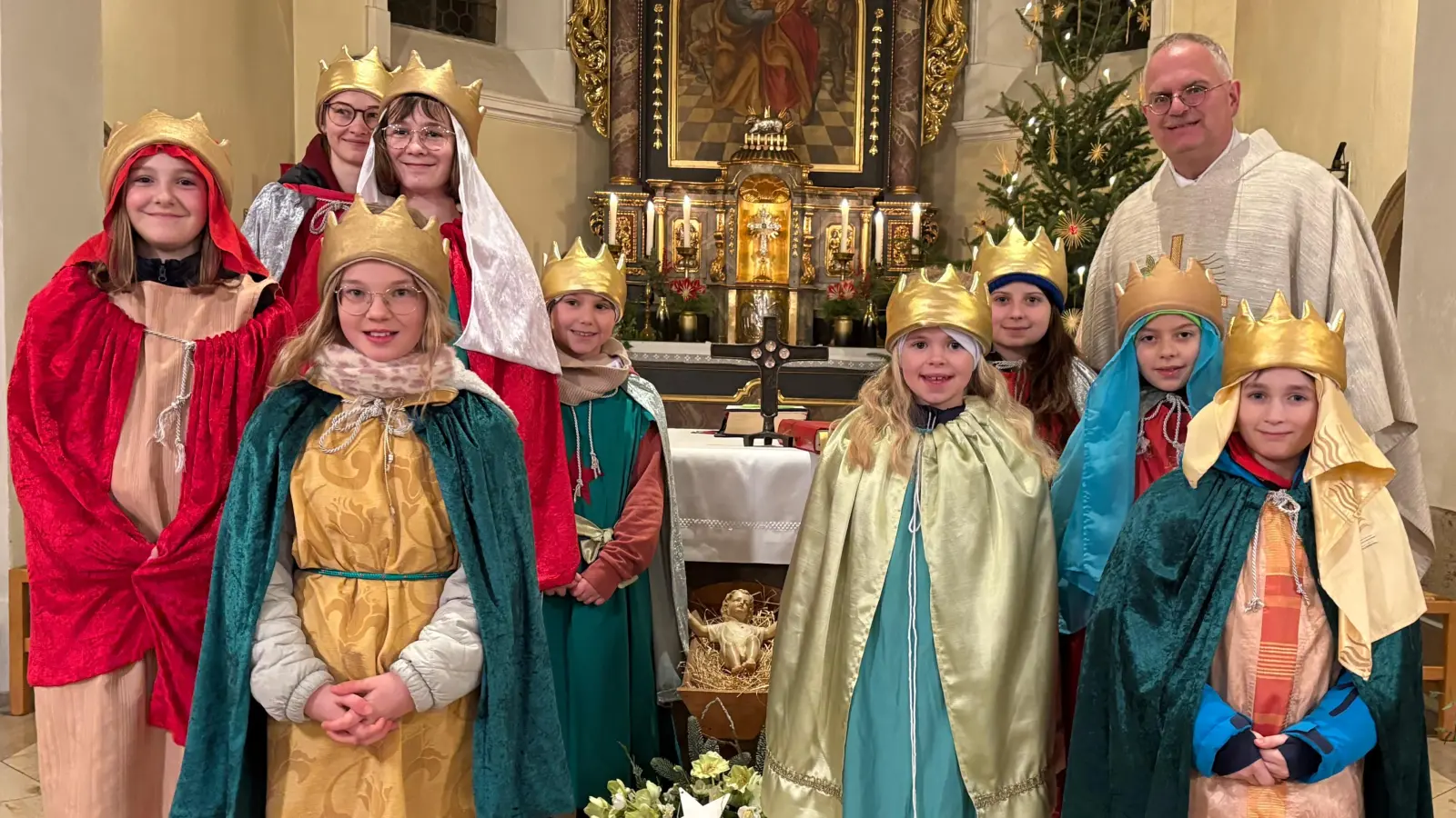 In Vertretung ein Teil der ausgesandten Sternsinger beim Aussegungs-Gottesdienst (Bild: Brigitte Grimm)