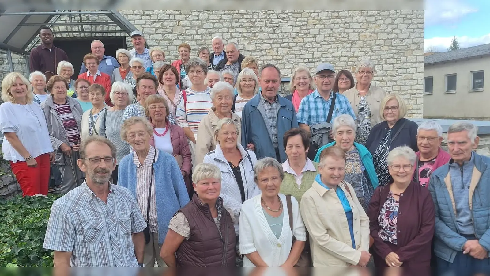 Alle Mitfahrer nach dem Gottesdienst vor der Pfarrkirche St. Michael. (Bild: Anita Hartmann)