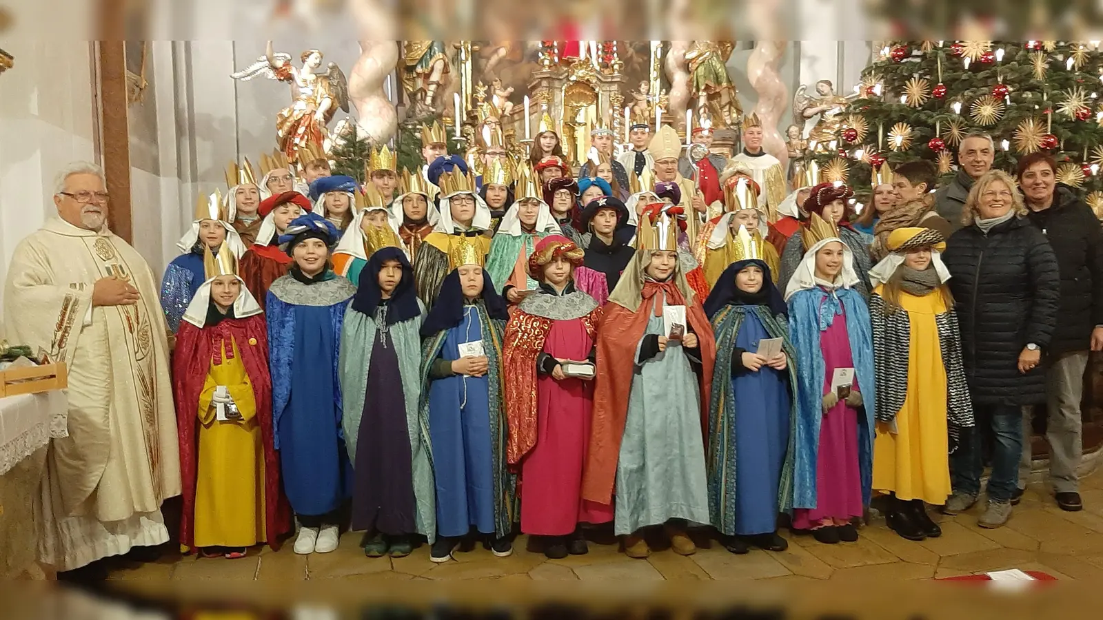 Das Bild zeigt alle Sternsinger mit Bischof Rudolf, Pfarrer Arnold Pirner sowie den Betreuern Georg Hirsch, Simone Ott, Silvia Ippisch und Alexandra Voit. (Bild: Rita Gleißner)