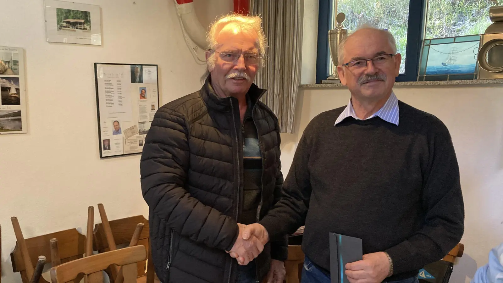 Vorsitzender Josef Hanweck (rechts) mit dem Geehrten Franz Graf. (Bild: Anita  Leitenberger )