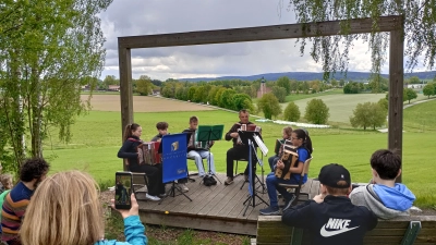 Eine Gruppe Musiker mit dem ehemaligen Leiter der Musikschule Moosbach am Landschaftskino Strehberg in Moosbach (Bild: Josef Enslein)