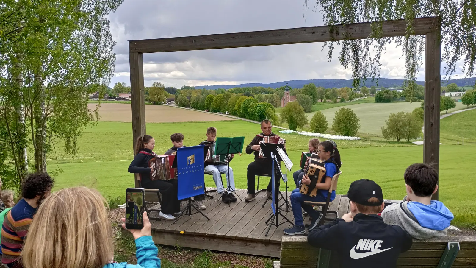 Eine Gruppe Musiker mit dem ehemaligen Leiter der Musikschule Moosbach am Landschaftskino Strehberg in Moosbach (Bild: Josef Enslein)