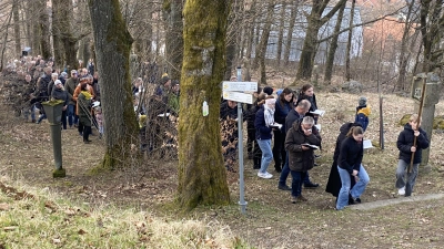 Steil führte der Kreuzweg hinauf zum Schloßberg. (Bild: Josef Glas)
