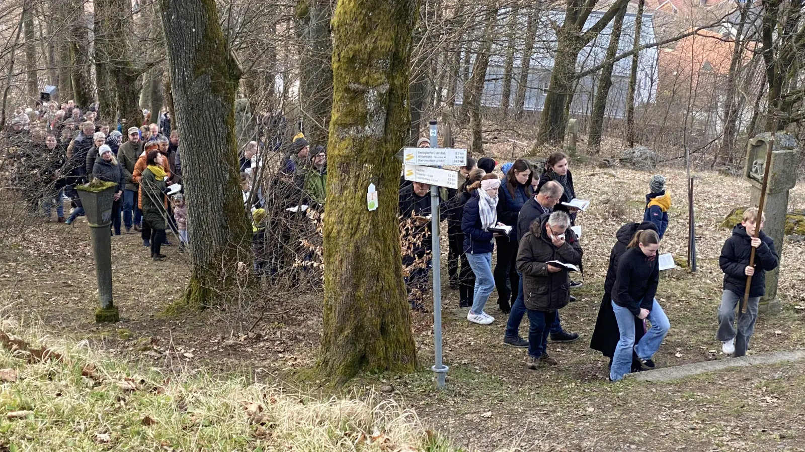 Steil führte der Kreuzweg hinauf zum Schloßberg. (Bild: Josef Glas)