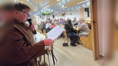 Mit seiner alljährlichen Fastenpredigt bringt Bruder Ewald die Gäste zum Lachen.  (Bild: Franziska Lang)